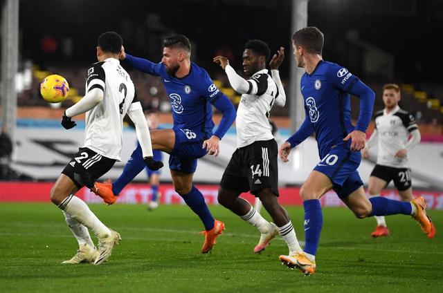 佩莱格里尼：塞维利亚落后时球迷往球场投掷杂物，这样不对