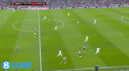 有爱，埃德森用手语向一名聋哑女球童示意：我爱你