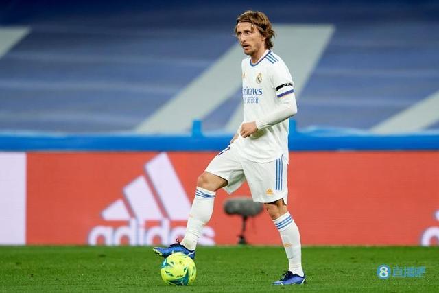 汪涵陪儿子参加马术比赛，嚼槟榔一脸享受，与老婆交替带娃引热议